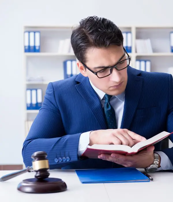 Abogado leyendo el Código Penal